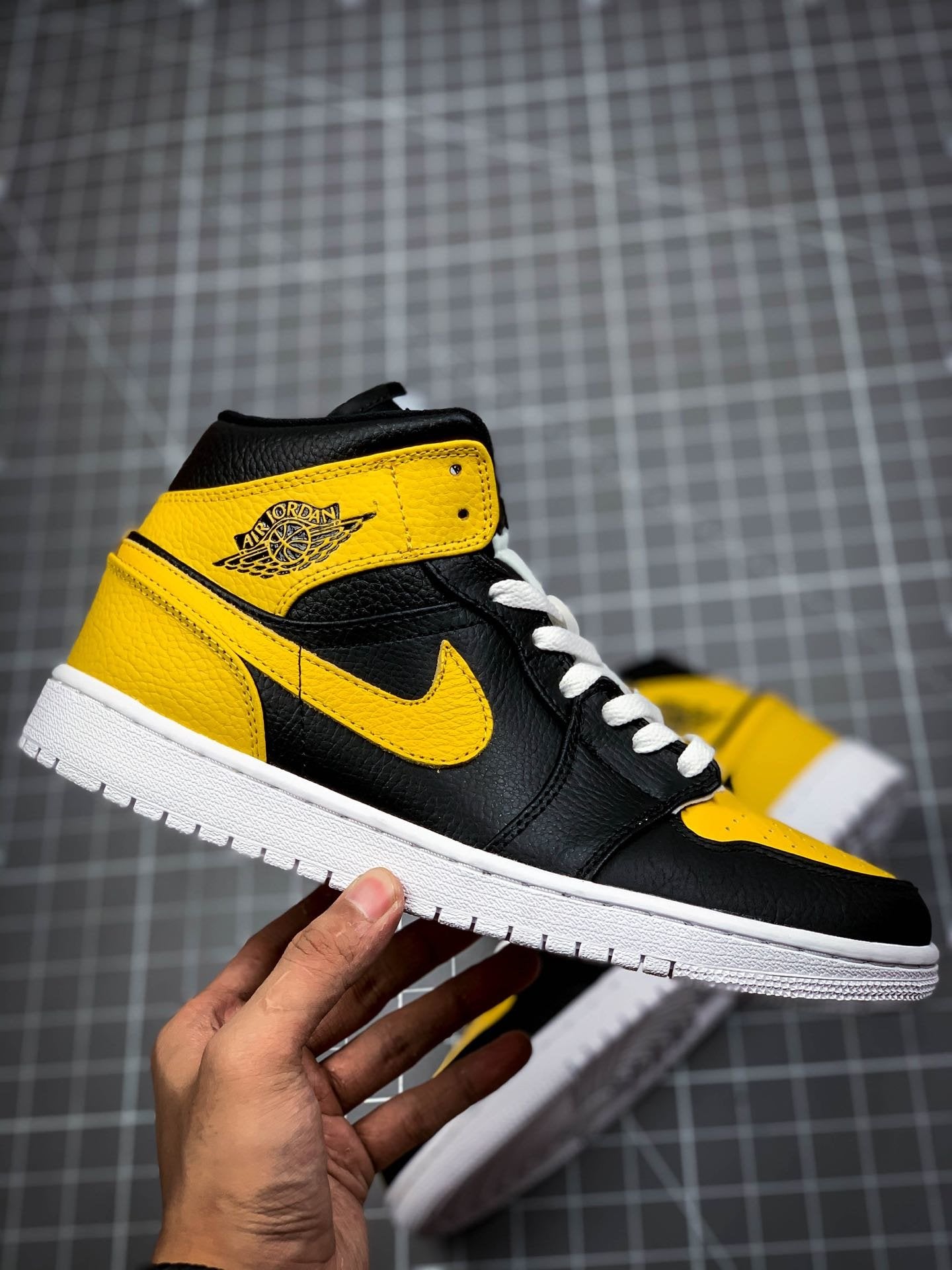 AIR JORDAN 1 MID