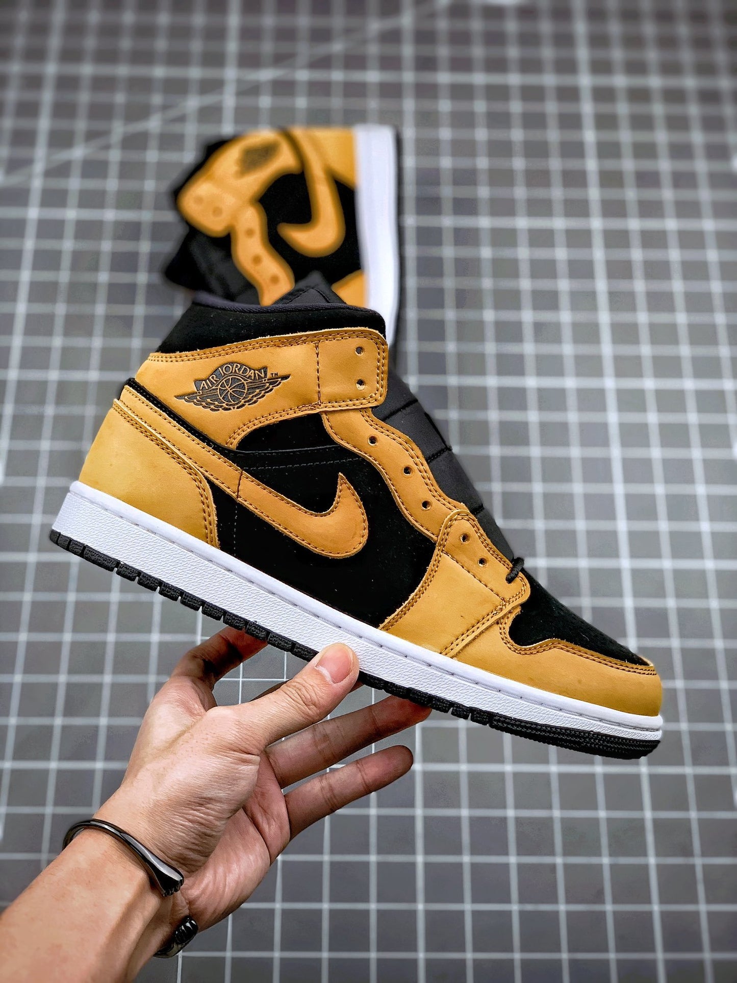 AIR JORDAN 1 MID